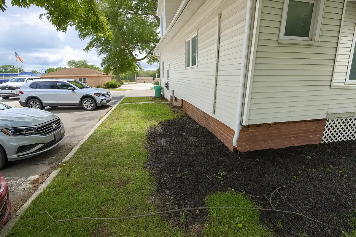 Visible gap between brick foundation and siding — Urbandale, IA