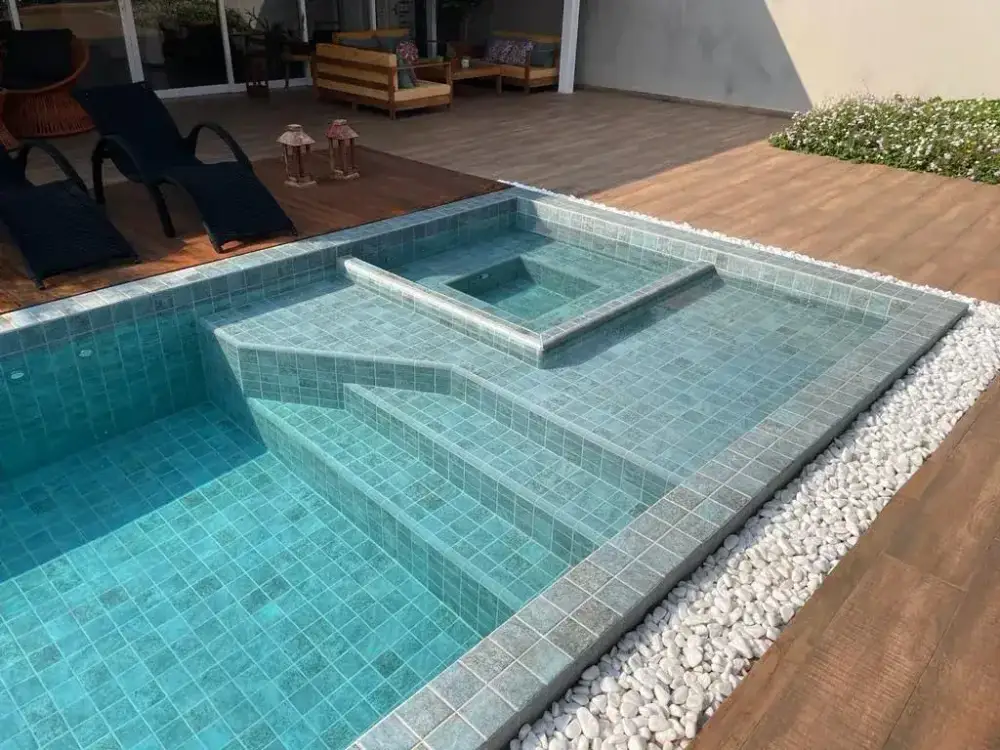 Elegance by Kisol Diamond fiberglass pool shell — pool installation by JLB in West Des Moines, Iowa