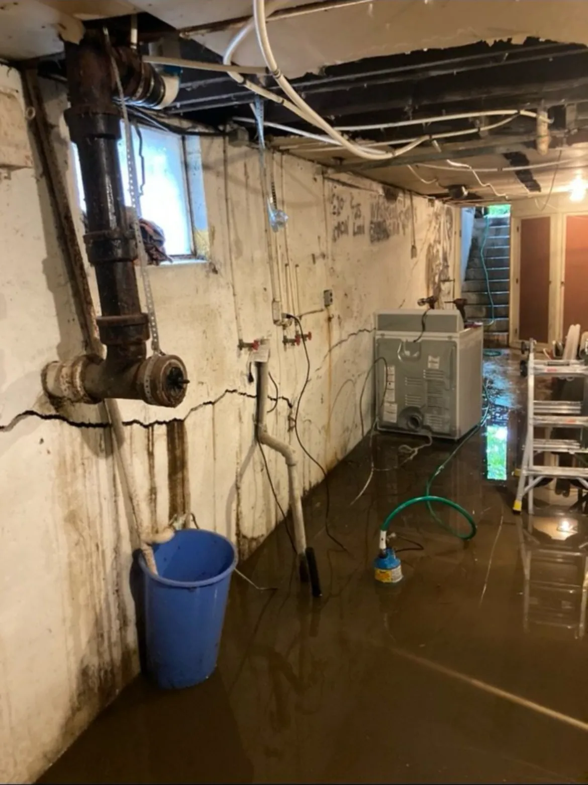 Foundation crack injection waterproofing